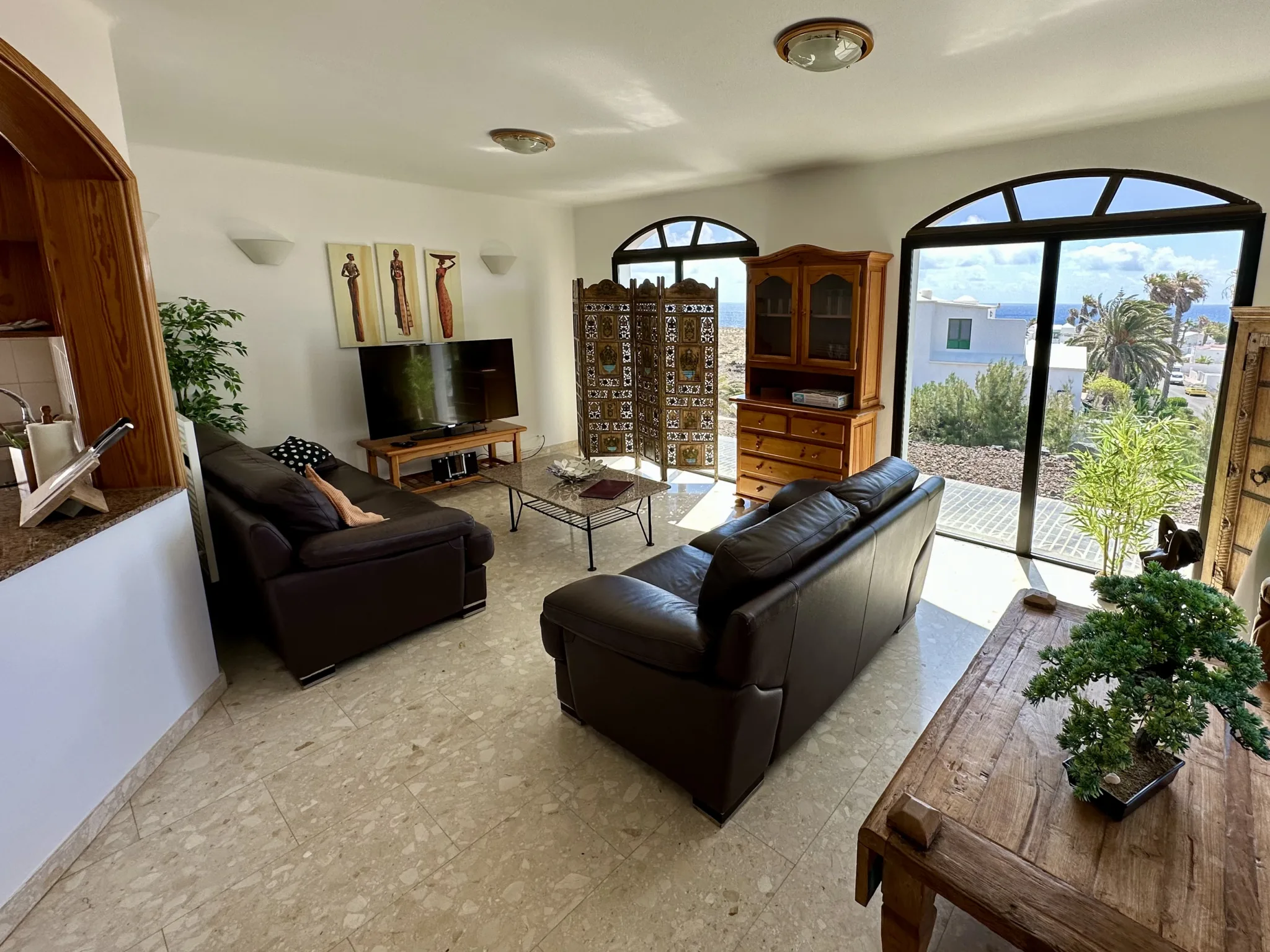 The living room of Casa Rond 1 offers a great view over the garden and the Atlantic Ocean.